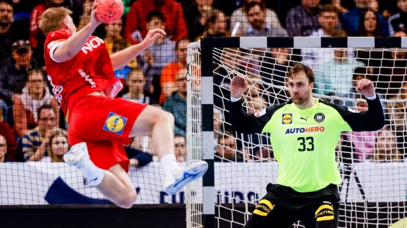 Die deutschen Handballer um DHB-Keeper Andreas Wolff hatten gegen die D&auml;nen keine Chance. - &copy; Axel Heimken/dpa