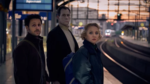 Anna Maria M&uuml;he als Sophia, Marc Hosemann als Morten und Dimitrij Schaad als Reiner in einer Szene des Films &laquo;Sophia, der Tod und ich&raquo;. - &copy; Stephan Rabold/DCM/dpa