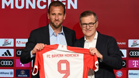 Vorstandsboss Jan-Christian Dreesen (r) pr&auml;sentiert Bayerns neue Nummer 9: Harry Kane. - &copy; Sven Hoppe/dpa