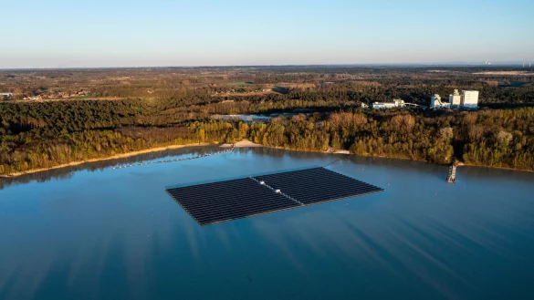 Eine sogenannte Floating-PV-Anlage schwimmt auf dem Silbersee III in Haltern am See. - &copy; BayWa r.e./Quarzwerke/dpa