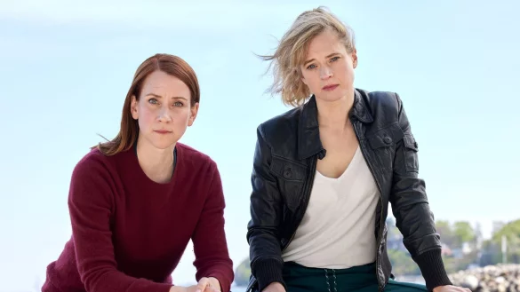 Die Lorentzen-Schwestern Viktoria (Lena D&ouml;rrie, l) und Feli (Caroline Hanke, r). - &copy; Sandra Hoever/ZDF/dpa