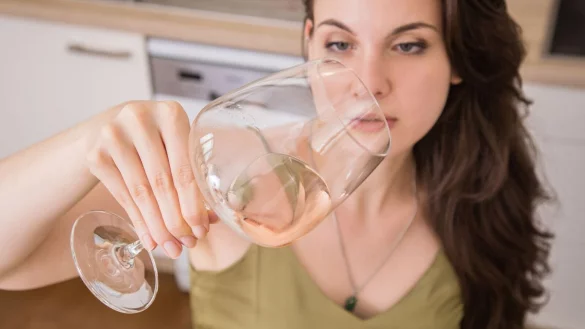 Der Wein schmeckt komisch? Dann sollte man den Riechtest machen. Erinnert der Geruch eher an einen nassen Putzlappen, dann korkt er. - &copy; Christin Klose/dpa-tmn