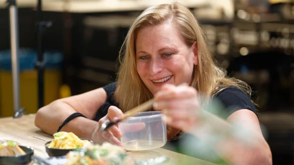 Damit Speisen in Filmen und auf Fotos besonders lecker aussehen, arbeiten Food-Stylisten wie Sylvia Hartmann mit verschiedenen Helferlein. - © Henning Kaiser/dpa-tmn