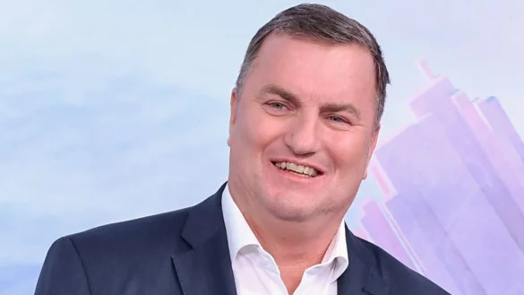 ARD-Sportkoordinator Axel Balkausky l&auml;chelt w&auml;hrend einer Pressekonferenz von ARD und ZDF. - &copy; Jens Kalaene/dpa-Zentralbild/dpa