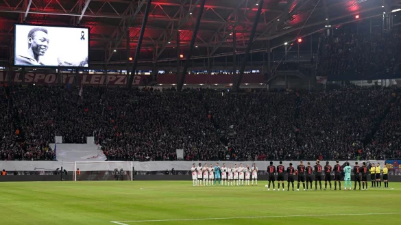 Sat.1 lockte mit dem Spiel RB Leipzig gegen Bayern M&uuml;nchen an die Bildschirme. Das Spiel begann mit einer Schweigeminute f&uuml;r den verstorbenen Pel&eacute;. - &copy; Hendrik Schmidt/dpa