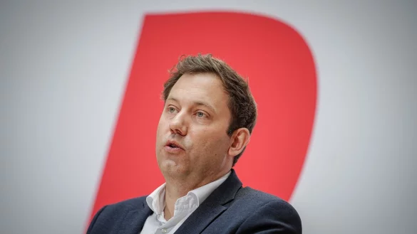 SPD-Chef Lars Klingbeil: &laquo;Wir stehen weder auf der Vollbremse, wie andere das gerade tun. Noch sagen wir, du kannst Klimaschutz machen, wenn du mit dem Kopf durch die Wand gehst.&raquo; - &copy; Kay Nietfeld/dpa