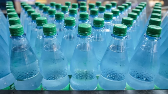 Trotz aufgedrucktem Mindesthaltbarkeitsdatum sind ungeöffnete Wasserflaschen fast unbegrenzt haltbar. Angebrochene Flaschen sollten dagegen kühl lagern und schnell aufgebraucht werden. - © Jan Woitas/dpa/dpa-tmn