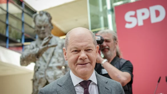 Bundeskanzler Olaf Scholz (SPD) l&auml;chelt in die Kamera. - &copy; Kay Nietfeld/dpa