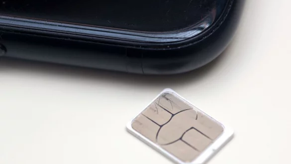 Die klassische SIM-Karte verschwindet aus den ersten Mobiltelefonen - es gibt nun eine digitale Version namens eSIM. - &copy; Fernando Gutierrez-Juarez/dpa