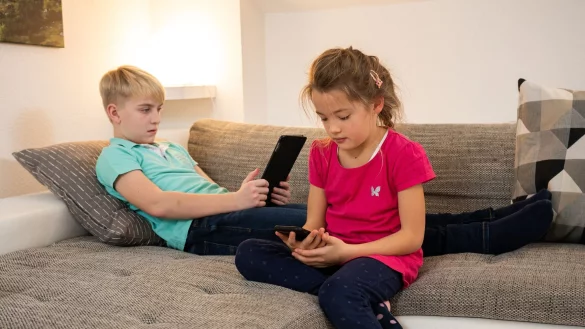 Zu viel Zeit am Bildschirm kann die Gehirnentwicklung von Kindern beeinflussen, zum Beispiel, wenn es um den Wortschatz geht. - &copy; Benjamin Nolte/dpa-tmn/Illustration