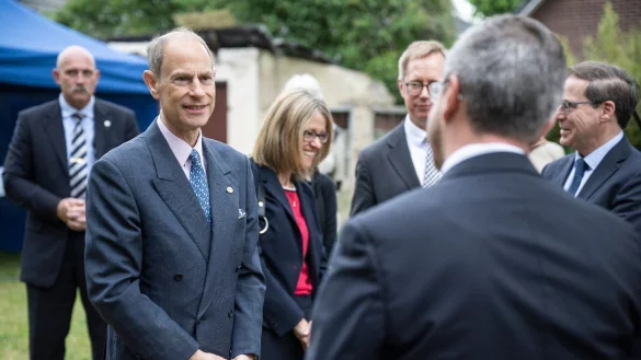 Prinz Edward (l) wird am Alexander Haus in Gro&szlig; Glienicke begr&uuml;&szlig;t. - &copy; Hannes P Albert/dpa