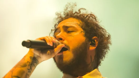 Post Malone, R&B-S&auml;nger und Rapper, tritt in der Barclaycard Arena auf. - &copy; Daniel Bockwoldt/dpa/Archiv