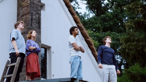 Leon (Thomas Schubert, l-r), Nadja (Paula Beer), Felix (Langston Uibel) und David (Enno Trebs) verbringen Zeit an der Ostsee. - &copy; -/Schramm Film/dpa