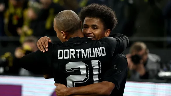 Dortmunds Karim Adeyemi (r) jubelt mit Dortmunds Donyell Malen. - &copy; Rolf Vennenbernd/dpa/Archivbild