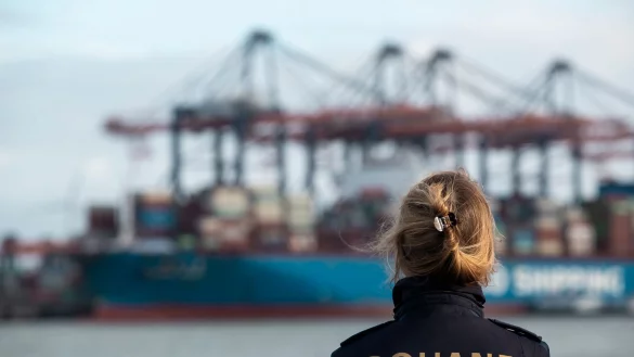 Eine Zollbeamtin im Hafen von Rotterdam. - &copy; Kristof Van Accom/BELGA/dpa