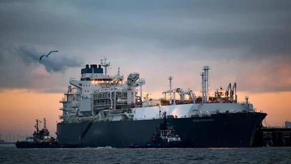 Das Spezialschiff &laquo;H&ouml;egh Esperanza&raquo; dient als schwimmende Plattform, um Fl&uuml;ssigerdgas (LNG) anzulanden und zu regasifizieren. - &copy; Sina Schuldt/dpa