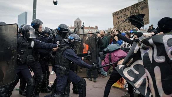 Proteste in Frankreich: Demonstranten sto&szlig;en in Lyon mit Polizisten zusammen. - &copy; Laurent Cipriani/AP/dpa