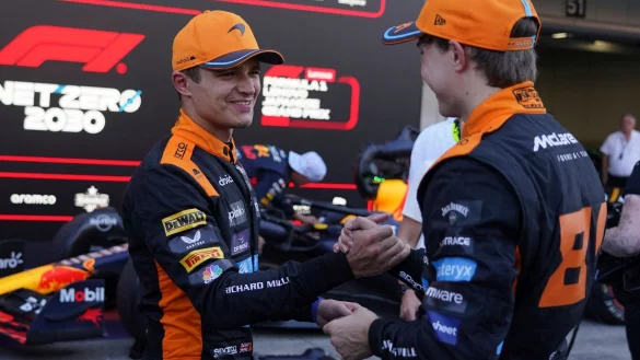 Die McLaren-Piloten Lando Norris (l) und Oscar Piastri belegten in Suzuka die Pl&auml;tze zwei und drei. - &copy; Toru Hanai/AP