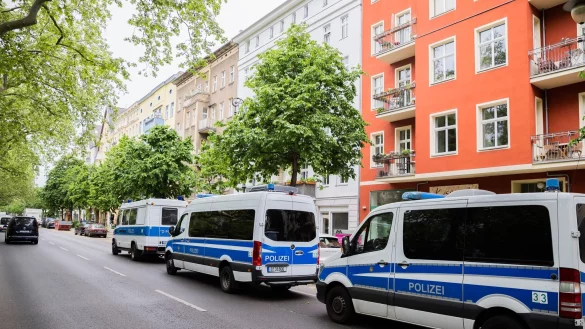 Die Polizei durchsuchte vergangene Woche 15 Wohnungen und Gesch&auml;ftsr&auml;ume der Letzten Generation. - &copy; Christoph Soeder/dpa