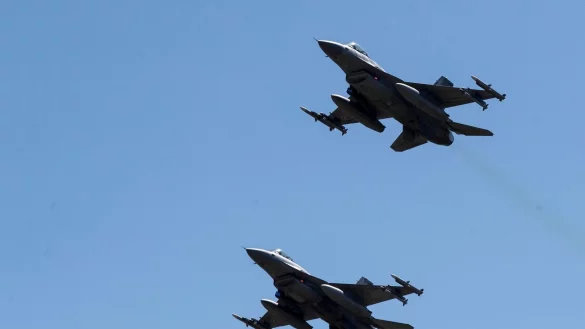 Kampfflugzeuge vom Typ F-16 der polnischen Luftwaffe bei einer NATO-Milit&auml;r&uuml;bung in Litauen. - &copy; Mindaugas Kulbis/AP/dpa