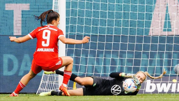 Wolfsburgs Torh&uuml;terin Merle Frohms (r) h&auml;lt einen Schuss vor Bayerns Jovana Damnjanovic (l). - &copy; Michael Matthey/Deutsche Presse-Agentur GmbH/dpa