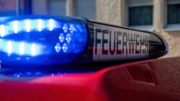 Ein Fahrzeug der Feuerwehr steht mit eingeschaltetem Blaulicht an einem Einsatzort. - © Pia Bayer/dpa/Symbolbild