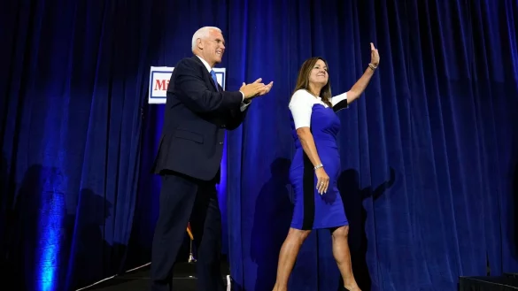 Mike Pence, republikanischer Präsidentschaftskandidat und ehemaliger Vizepräsident der USA, und seine Frau Karen kommen zu einer Wahlkampfveranstaltung. - © Charlie Neibergall/AP/dpa