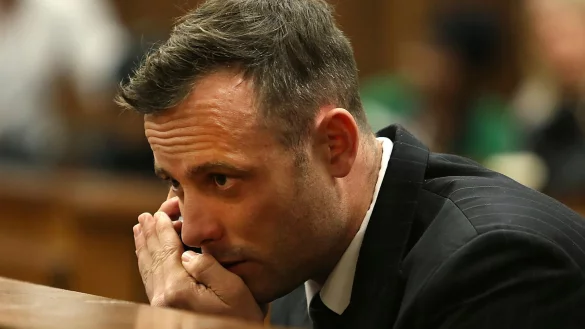 Oscar Pistorius spricht w&auml;hrend einer Anh&ouml;rung im Obersten Gerichtshof in Pretoria in sein Mobiltelefon (2016). - &copy; Alon Skuy/TIMES MEDIA POOL/AP/dpa