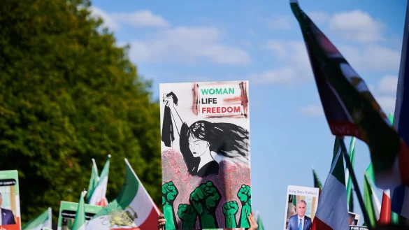 Weltweit sind am Wochenende Menschen f&uuml;r die Rechte von Frauen im Iran auf die Stra&szlig;e gegangen. - &copy; Annette Riedl/dpa