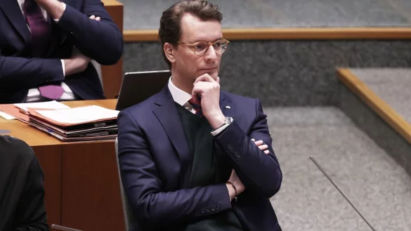 Hendrik W&uuml;st (CDU), Ministerpr&auml;sident von Nordrhein-Westfalen, nimmt an der Landtagssitzung teil. - &copy; David Young/dpa/Archivbild