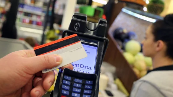 Immer mehr Banken führen die Debitkarte der US-Konzerne Visa und Mastercard als Standardprodukt ein, die oft als Ersatz für die Girocard (früher: EC-Karte) dienen soll. (Symbolbild) - © Karl-Josef Hildenbrand/dpa