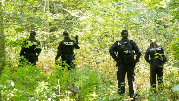 Polizisten durchsuchen im August 2022 ein Waldst&uuml;ck nach Spuren und Gegenst&auml;nden. - &copy; Peter Kneffel/dpa