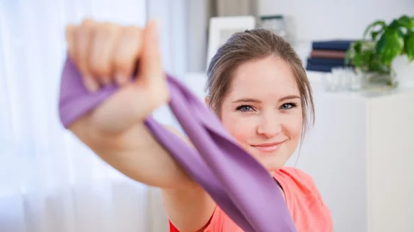 Nicht immer ist Zeit, um f&uuml;r anderthalb Stunden ins Fitnessstudio zu verschwinden. Wer zu Hause kleine Sporteinheiten einlegt, kann dem K&ouml;rper ebenfalls Gutes tun. - &copy; Christin Klose/dpa-tmn
