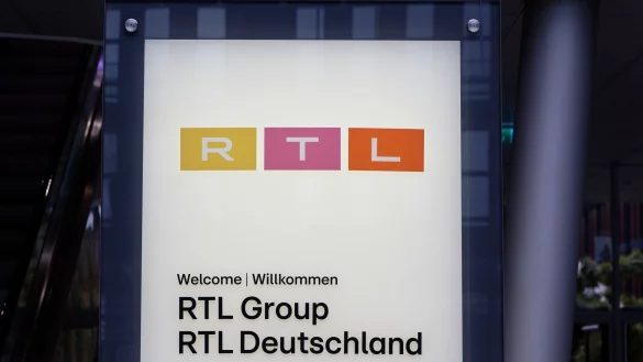 Ein Schild am Eingang des RTL-Gebäudes in Köln: Die RTL Group hat Halbjahreszahlen bekanntgegeben. - © Henning Kaiser/dpa