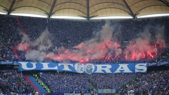 Fans von Hansa Rostock haben in Hamburg Pyrotechnik gez&uuml;ndet. - &copy; Christian Charisius/dpa