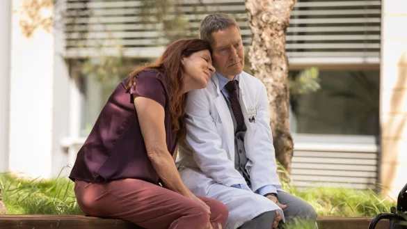 Die demente Vera Bader (Claudia Wenzel) h&auml;lt sich und Dr. Rolf Kaminski (Udo Schenk) immer noch f&uuml;r ein Liebespaar. Doch das liegt 25 Jahre zur&uuml;ck. - &copy; Rudolf Wernicke/Saxonia Media/MDR/dpa