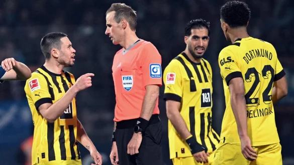 Schiedsrichter Sascha Stegemann (2.v.l.) lag im Spiel der Dortmunder bei einer Strafsto&szlig;-Entscheidung falsch. - &copy; Federico Gambarini/dpa