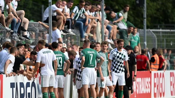 Bremens Spieler reden nach dem Spiel mit den Fans. - &copy; Federico Gambarini/dpa