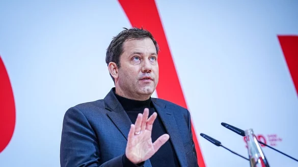 Lars Klingbeil an die Adresse von FDP und Gr&uuml;nen: &laquo;Nicht auseinander dividieren&raquo;. - &copy; Kay Nietfeld/dpa