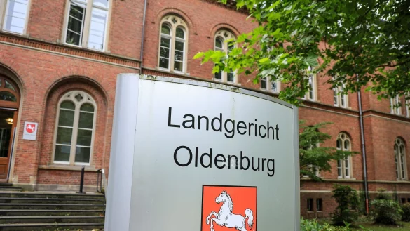 Der Angeklagte soll zwischen 2016 und 2019 mehrere Urnen bewusst mit anderer Asche, Staub oder Dreck bef&uuml;llt und beigesetzt haben. - &copy; Focke Strangmann/dpa