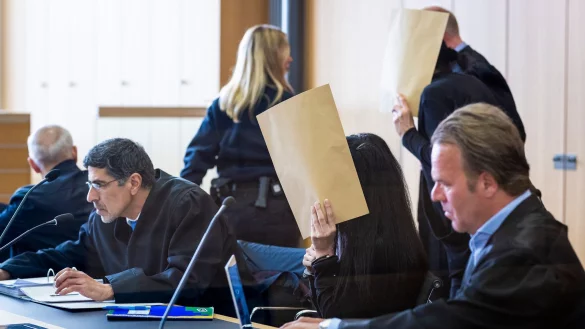 Die beiden angeklagten Frauen verbergen ihre Gesichter im Gerichtssaal. - &copy; Moritz Frankenberg/dpa