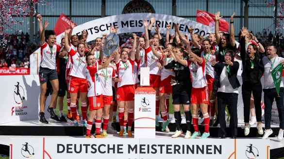 Die Spielerinnen von M&uuml;nchen jubeln nach dem Spiel mit der Meisterschale. Nun startet die Frauen-Bundesliga in die neue Saison. - &copy; Sven Hoppe/dpa