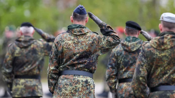 Reservisten salutieren bei einem Appell in der F&uuml;rst-Wrede-Kaserne in M&uuml;nchen. (Archivaufnahme) - &copy; Tobias Hase/dpa