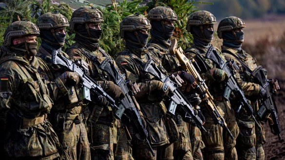 Soldaten der Bundeswehr nehmen im nieders&auml;chischen Ostenholz an einer Ausbildungs- und Lehr&uuml;bung des Heeres teil. - &copy; Moritz Frankenberg/dpa