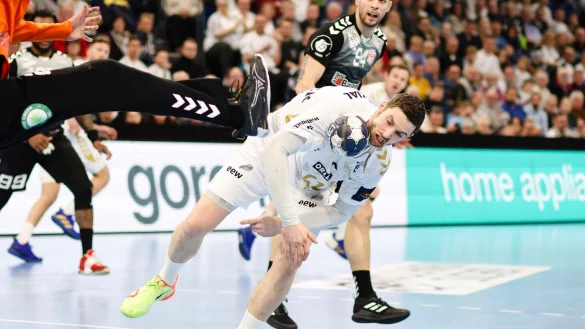 Kiels Hendrik Pekeler (r) feierte gegen Szeged sein Comeback. - &copy; Frank Molter/dpa