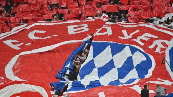 Die Polizei hat zwei Busse des FC Bayern durch eine Rettungsgasse auf der A52 gelotst und danach von einem eigenen Fehler gesprochen. - &copy; Peter Kneffel/dpa