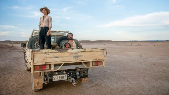 Svenja (Anneke Kim Sarnau), Kalti (Aaron Pedersen) und sein Sohn Jack (Tjiirdm McGuire, M) im australischen Outback. - &copy; Sam Oster/ARD Degeto/dpa