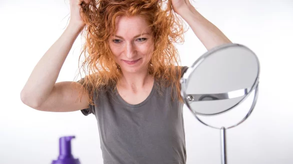 Wer seine Haare möglichst selten nachfärben will, sollte die Haare gut pflegen - und zu Colorationen mit Haltbarkeitslevel 3 greifen. - © Christin Klose/dpa-tmn