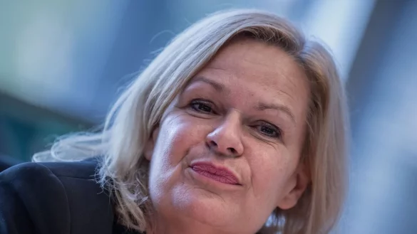 Laut Innenministerin Nancy Faeser (SPD) will die Bundesregierung den Weg f&uuml;r den strittigen Teil der EU-Asylreform ebnen. - &copy; Michael Kappeler/dpa