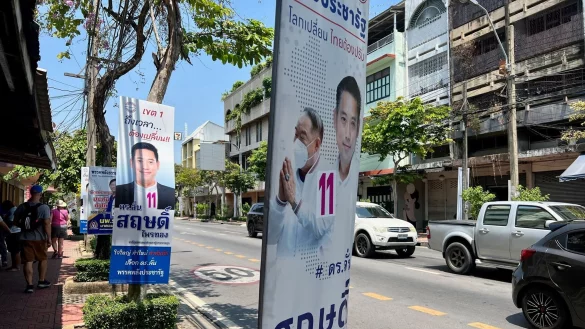 Wahlplakate an einer Stra&szlig;e in Bangkok. Am Sonntag w&auml;hlt Thailand ein neues Parlament. Die Opposition liegt in Umfragen vorne. - &copy; Carola Frentzen/dpa